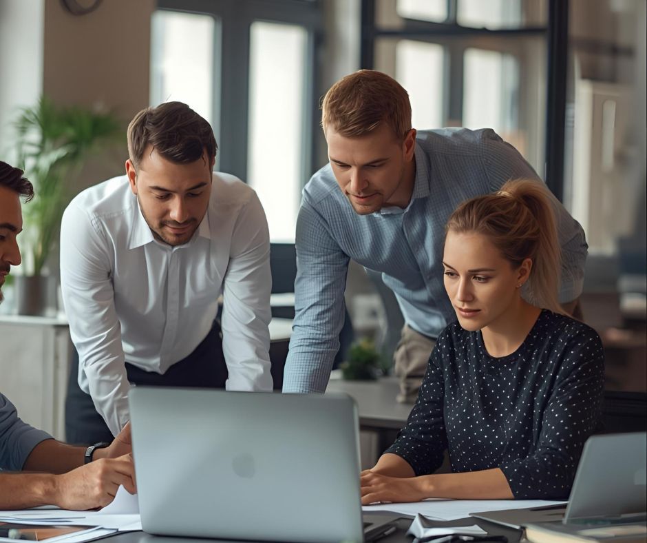 Equipo de profesionales en una oficina moderna, simbolizando tu empresa lista para 2026