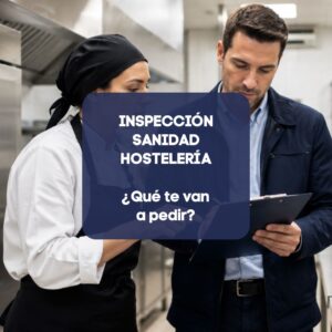 Inspección sanitaria en una cocina profesional de hostelería revisando procedimientos de seguridad alimentaria